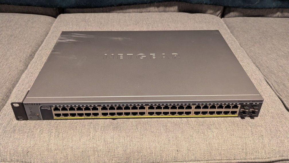 ProSafe 48-Port gigabit Smart Switch with POE and 4 SFP ports GS752TP