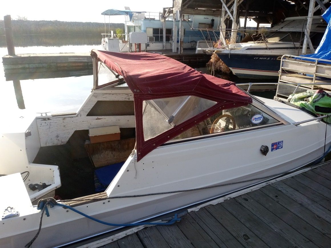 Bayliner 1984 with front cabin