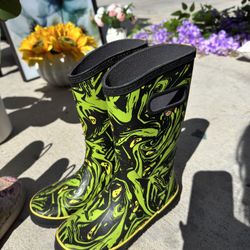 Kids Bogs Waterproof Rain Boots – Green/Black Pattern Boots