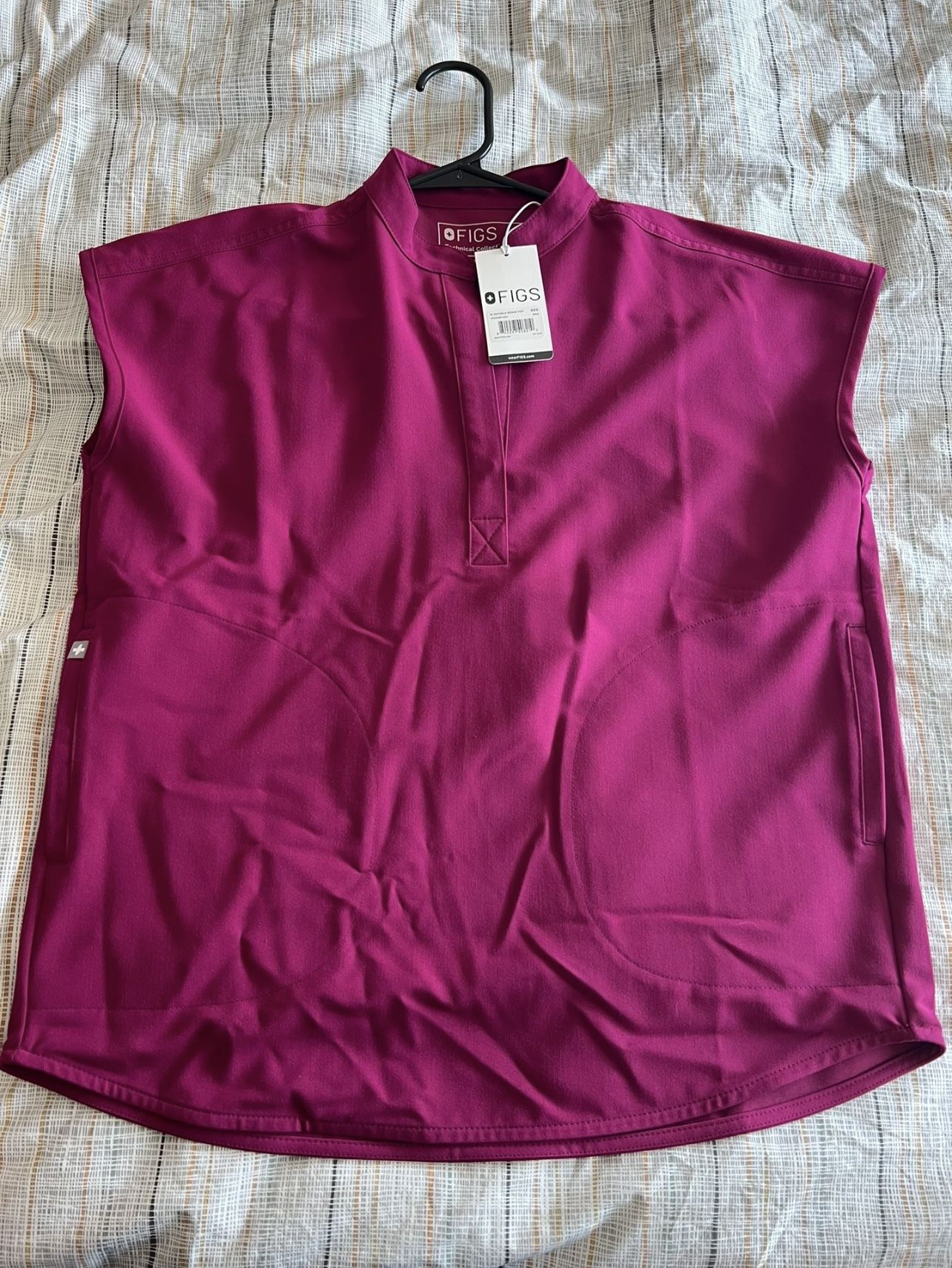 FIGS woman Scrubs Magenta NWT