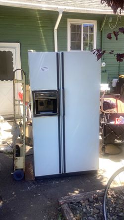 HOTPOINT Refrigerator, 26:6 cu ft