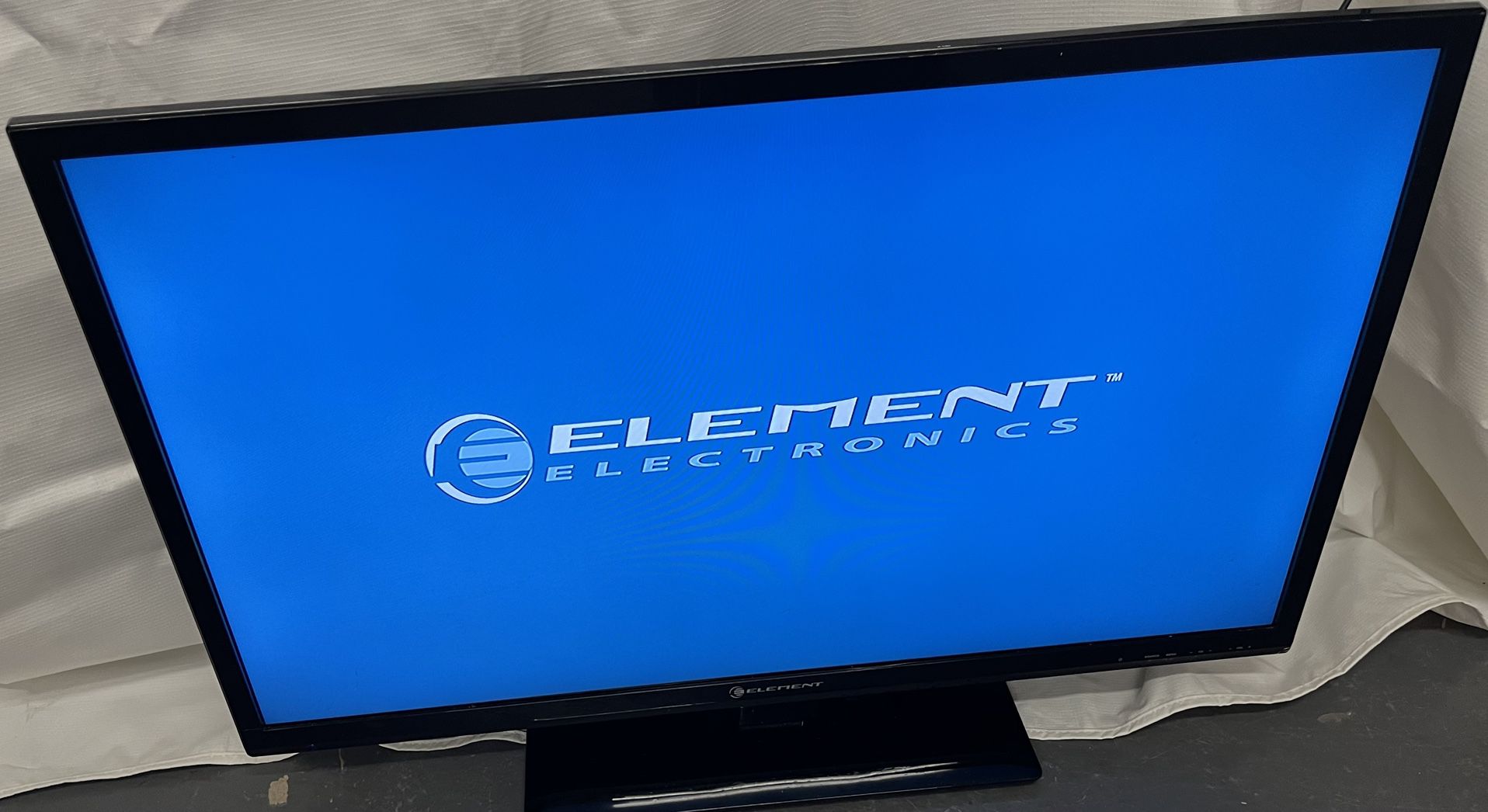 Element Electronic tv ( not smart), 32 inches, not remote.$15