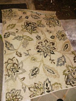 BRAND NEW GORGEOUS 6FT RUG 20 FIRM GO MY POST ALL ITEMS NEED GO ASAP TAKE ANY REASONABLE OFFERS