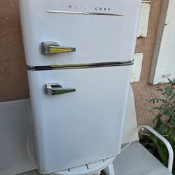 Magic Chef Mini Refrigerator 