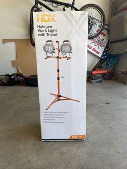 HDX 1000W Halogen Work Light w/ Tripod – BRAND NEW