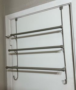 over-the-Door 3-Tier Towel Bar & 2 Hooks 👉🏼a few paint scratchers nothing major