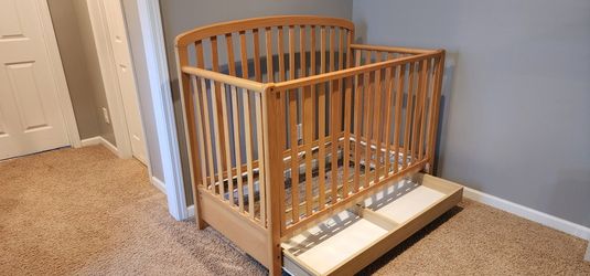 Baby Crib With undershelf