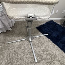 Halo swivel bassinet 