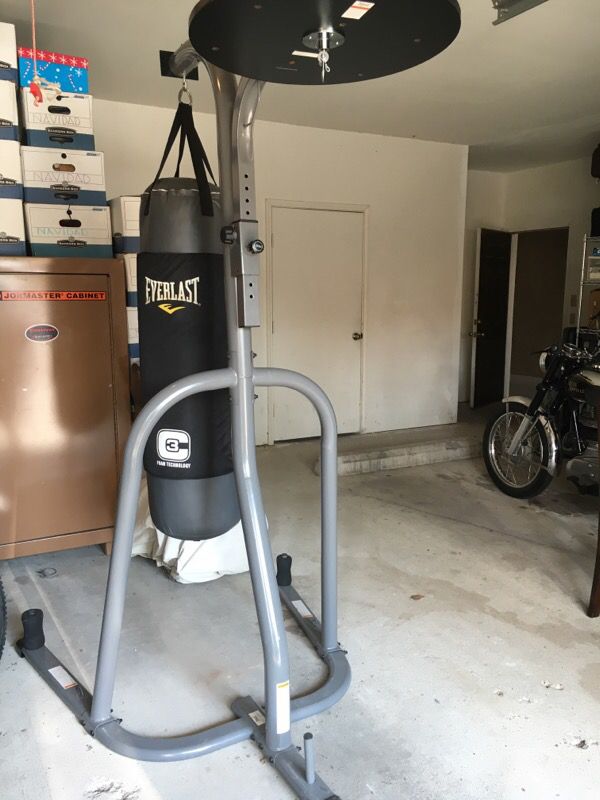 Everlast punching bag with stand for Sale in Dallas, TX - OfferUp