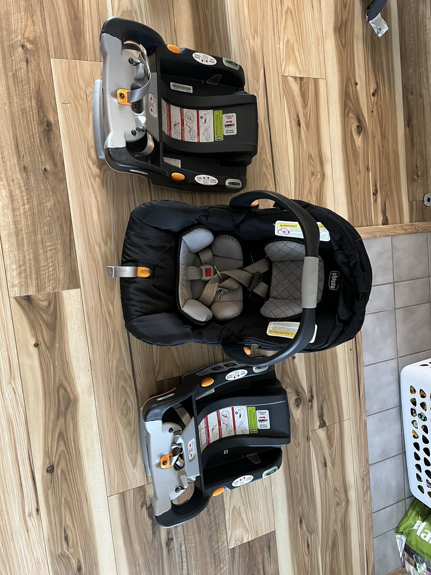 Chicco Keyfit Car seat with 2 bases