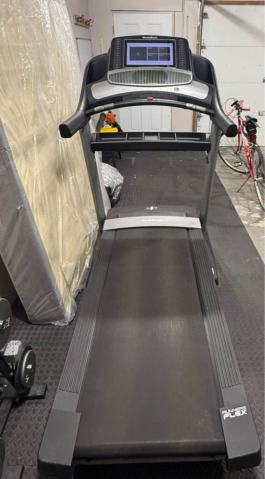 NORDICTRACK COMMERCIAL 2450 ( LIKE NEW & DELIVERY AVAILABLE TODAY)