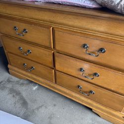 Dresser And  Desk  / Gavetero Y Escritorio 