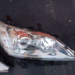 2010-2013 Lexus Es350 Headlight ( Passenger Side) Halogen Bulbs With Light Bulbs And Accessories Oem.
