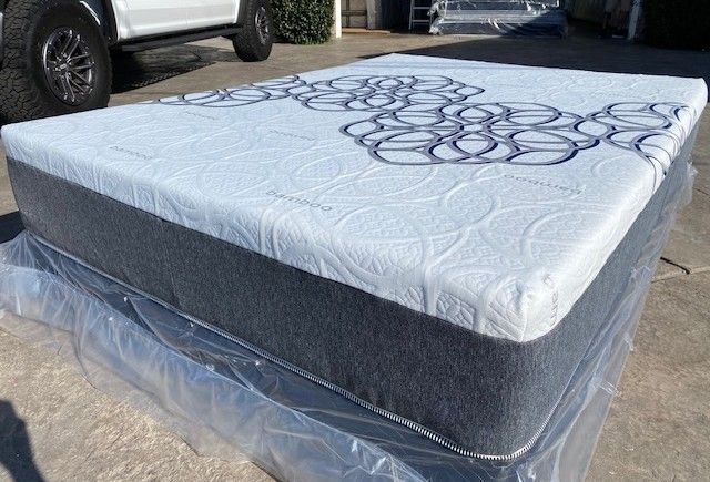 Cal King Bamboo Cool Gel Memory Foam!!