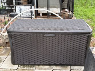 This is a large 130gal SunCast storage bin