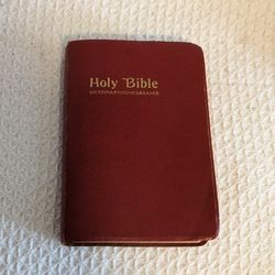 Holy Bible Dictionary Concordance Red Letter Edition King James Version 