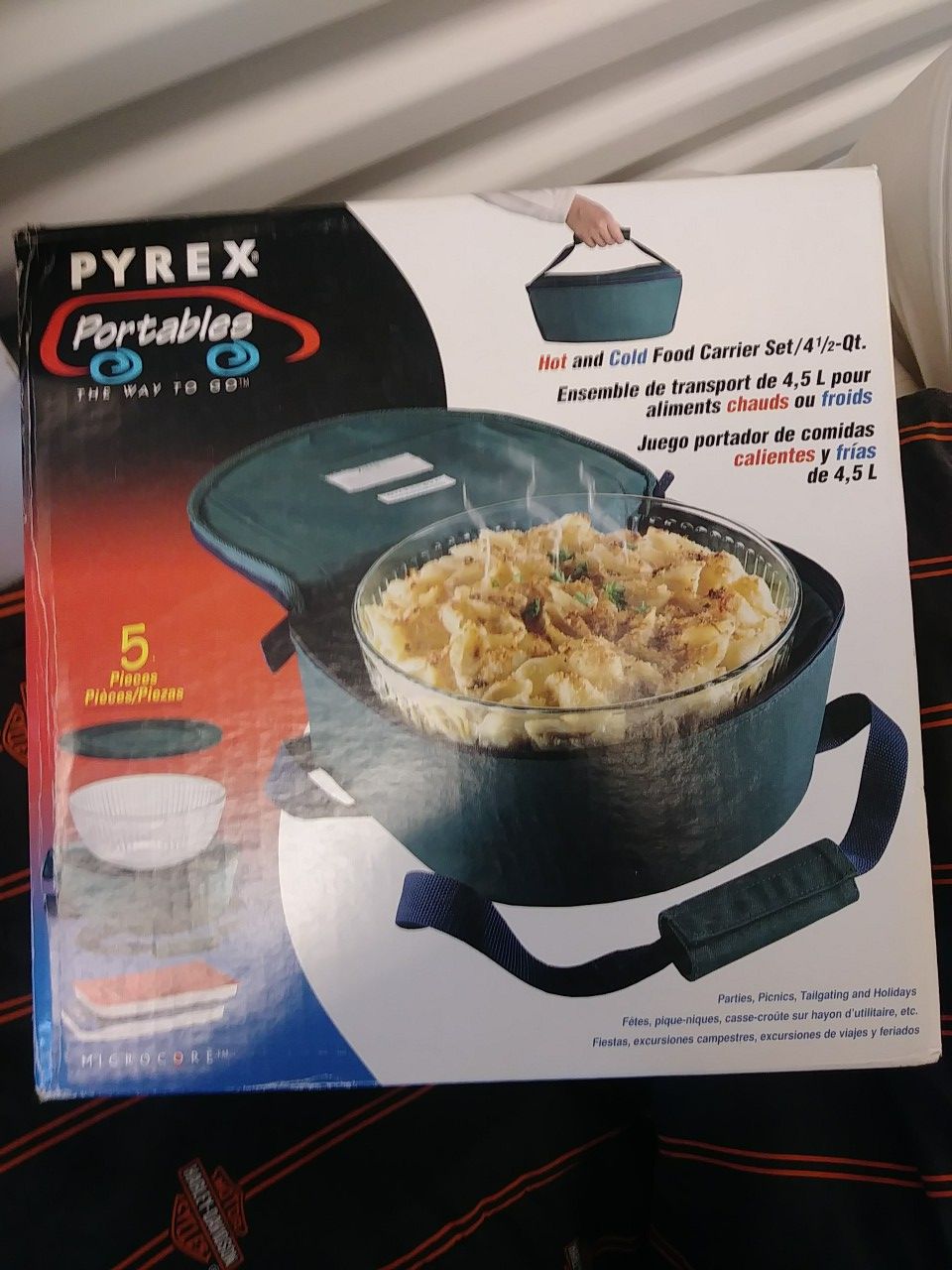 2 Pyrex portables hot and cold food carrier sets