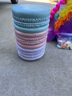 Macaroon cookie stool