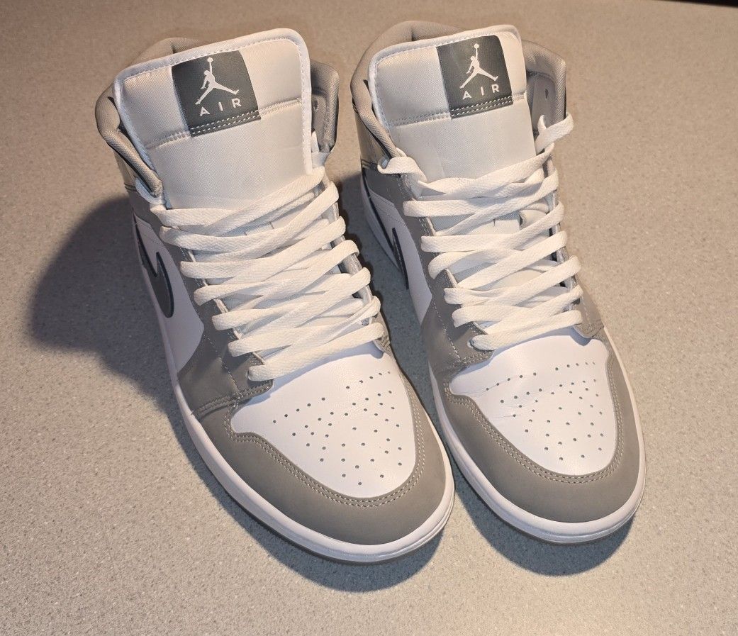 AJ1 Mid SE- Brand New-Never Worn