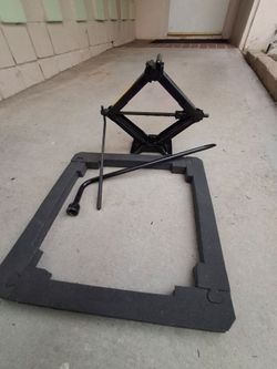 2000 Ford Focus SE Wagon original spare tire and jack