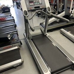 Life Fitness T9i Treadmill 