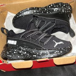 Kids/infant Pumas Size 5c