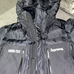 SUPREME coat Size medium