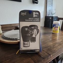 Boxing gloves everlast