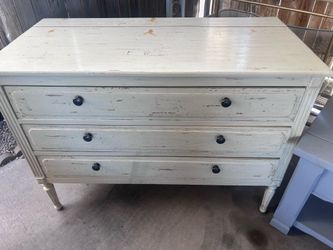 Distressed 3-drawer dresser