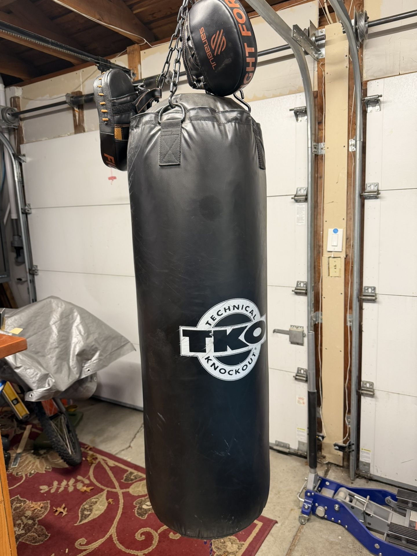 TKO 75 lb Heavy bag plus swivel