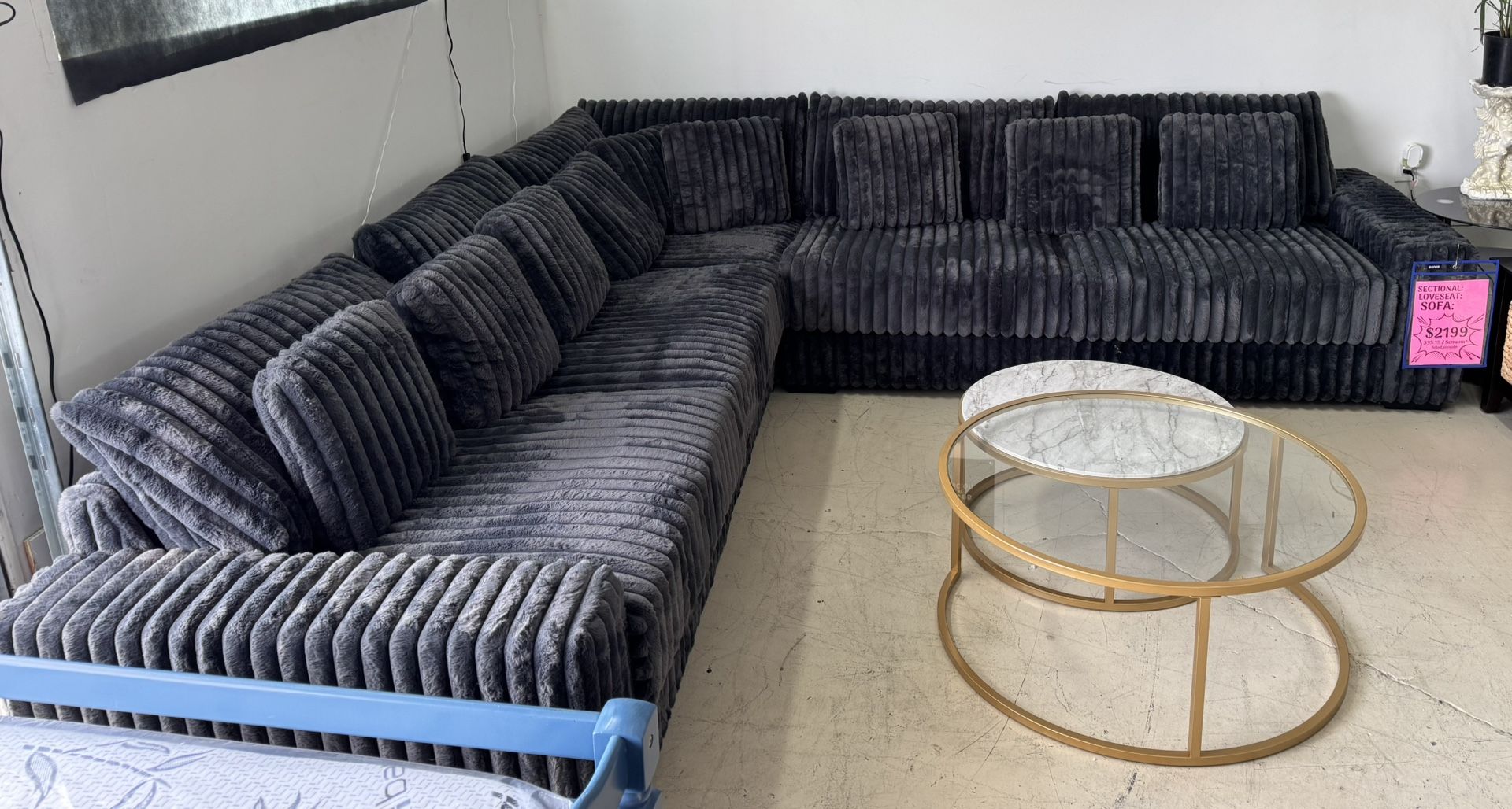 Sectional Sofa W Pillows