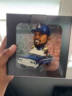 Ice cube bobble head