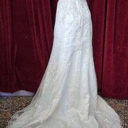 ELEGANT WEDDING GOWN Rich Cream Color. Never Warn, Very 