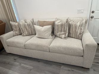 Beautiful Jerome’s Sofa and loveseat