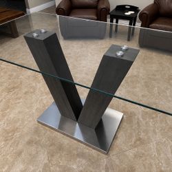Solid and Beautiful Dining Room Table - Like New! 