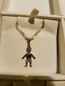 Cadena con dige de niño de oro laminado