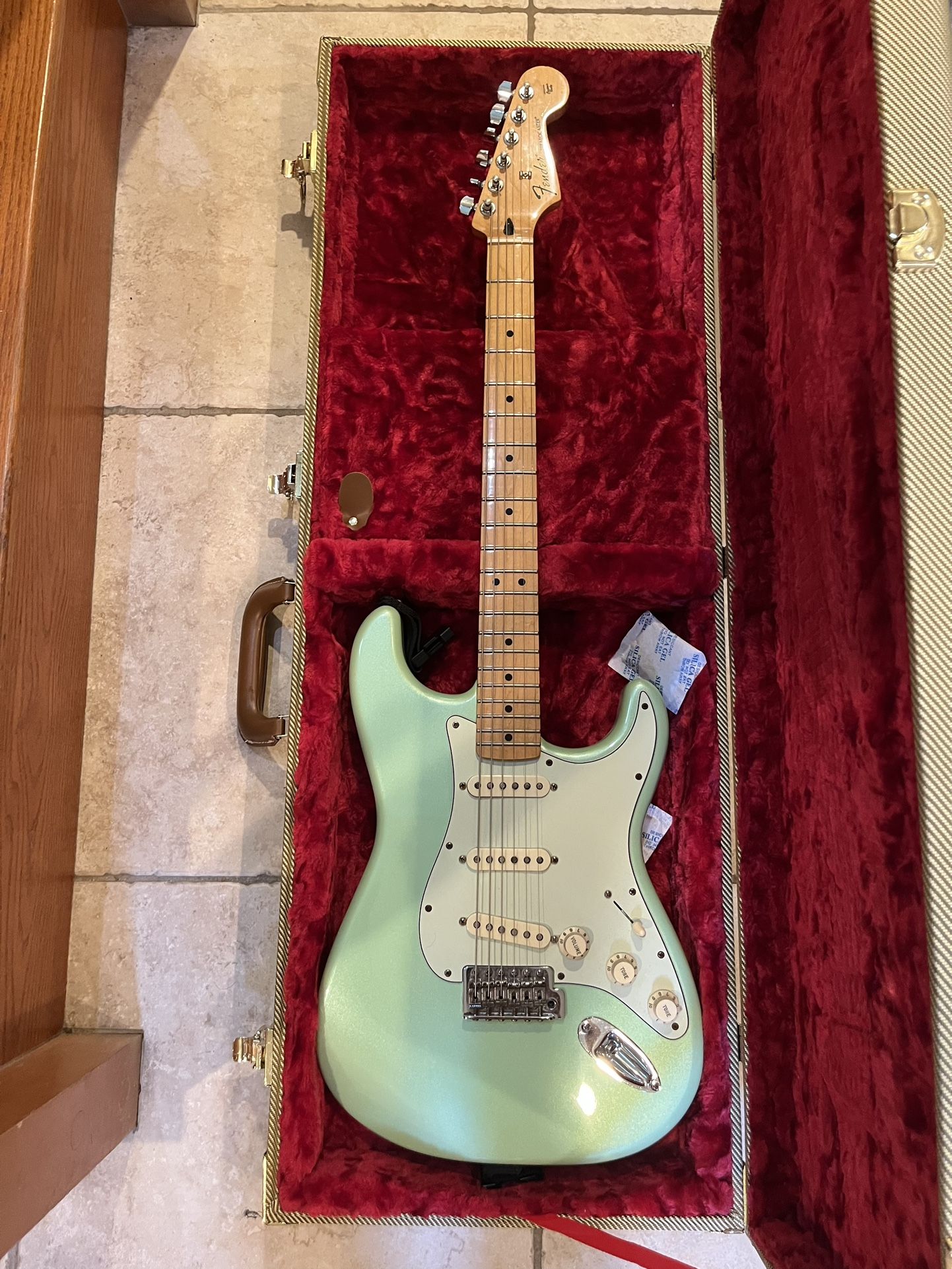 Fender MIM LTD Edition Stratocaster (Mint) w/ Roadrunner Tweed Case (Brand New)