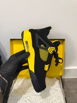 Air Jordan 4 Thunder Black Yellow Sneakers size 9