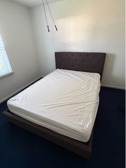 Queen bed/frame