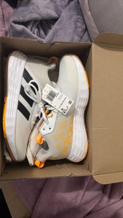 Basketball shoes