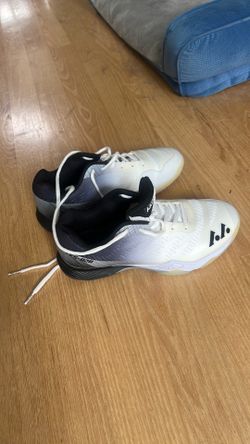 Men’s size 8 1/2 pickle ball shoes.