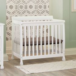 Baby crib • 4 in 1 • Like New!
