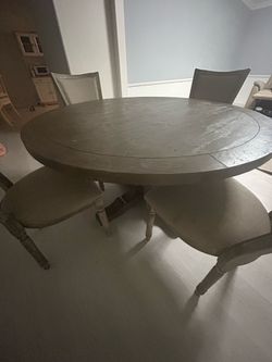 Round dining table