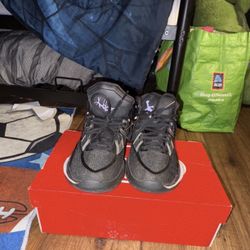 Nike Kyrie Infinity GS Boys' Basketball High Top Sneakers Black Purple Size 5.5Y