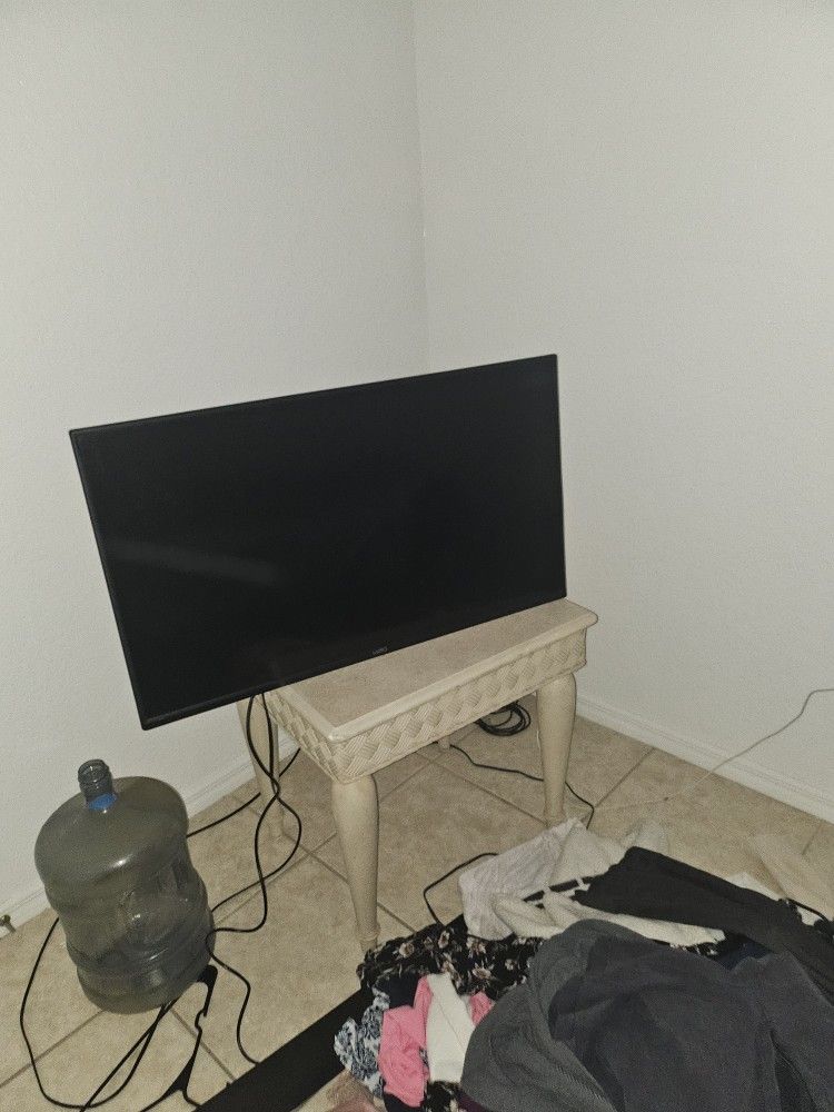Vizio Flat Screen TV. Works Perfectly Hardly Ever Used Comes With Netflix And All Other Channels