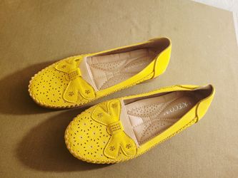Yellow Flat Shoes / Size 8