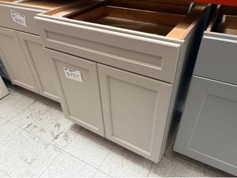Creme base kitchen cabinets 30”in