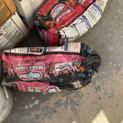 Cuatro bolsas de carbón 30 por las cuatro