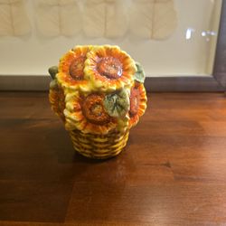 🌻 Vintage Sunflower Basket Ceramic Shaker – Rustic Farmhouse Decor