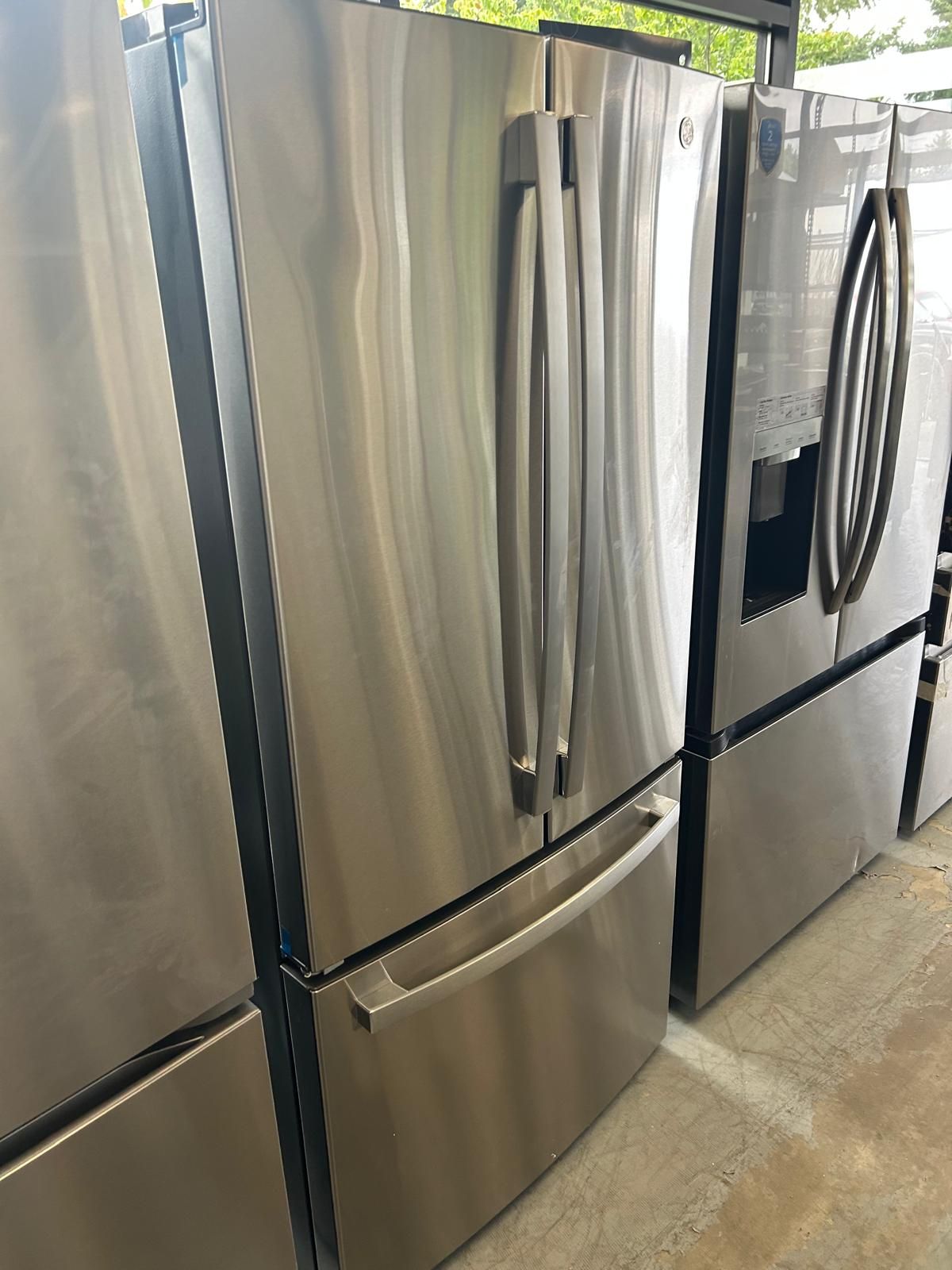 NEW GE Standard-Depth 24.8-cu ft 3 -Door French Door Refrigerator with Ice Maker with Water Dispenser ( Fingerprint-resistant Stainless Steel ) ENERGY